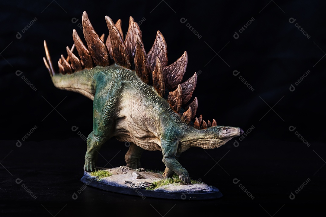 Belo dinossauro sobre fundo isolado