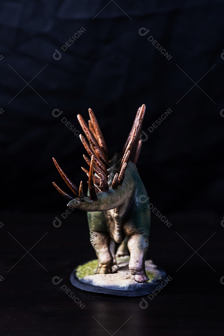 Belo dinossauro sobre fundo isolado