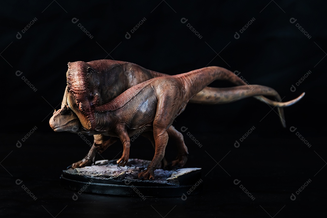 Belo dinossauro sobre fundo isolado