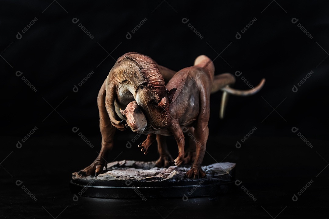 Belo dinossauro sobre fundo isolado