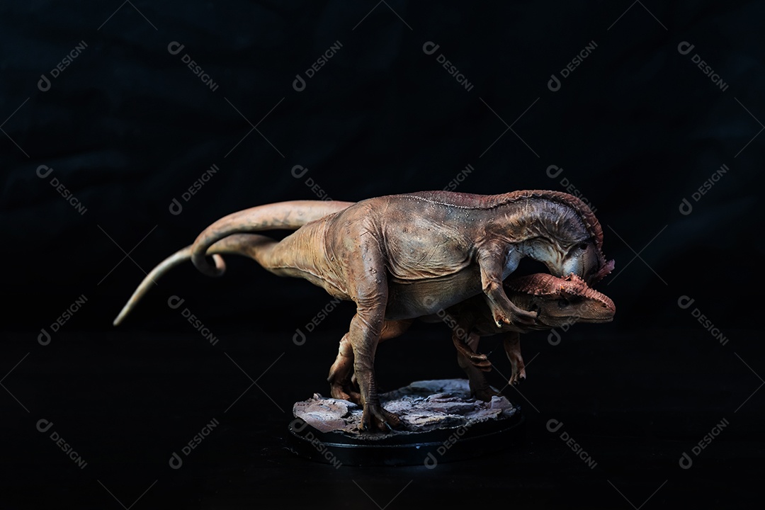 Belo dinossauro sobre fundo isolado