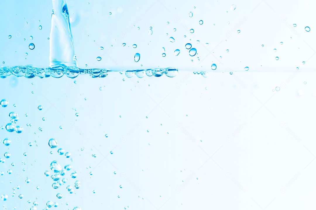 Imagem de fundo da água em movimento em ondas isoladas em fundo branco, água limpa, bolhas de água