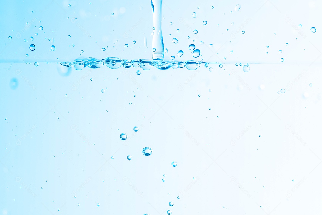 Imagem de fundo da água em movimento em ondas isoladas em fundo branco, água limpa, bolhas de água