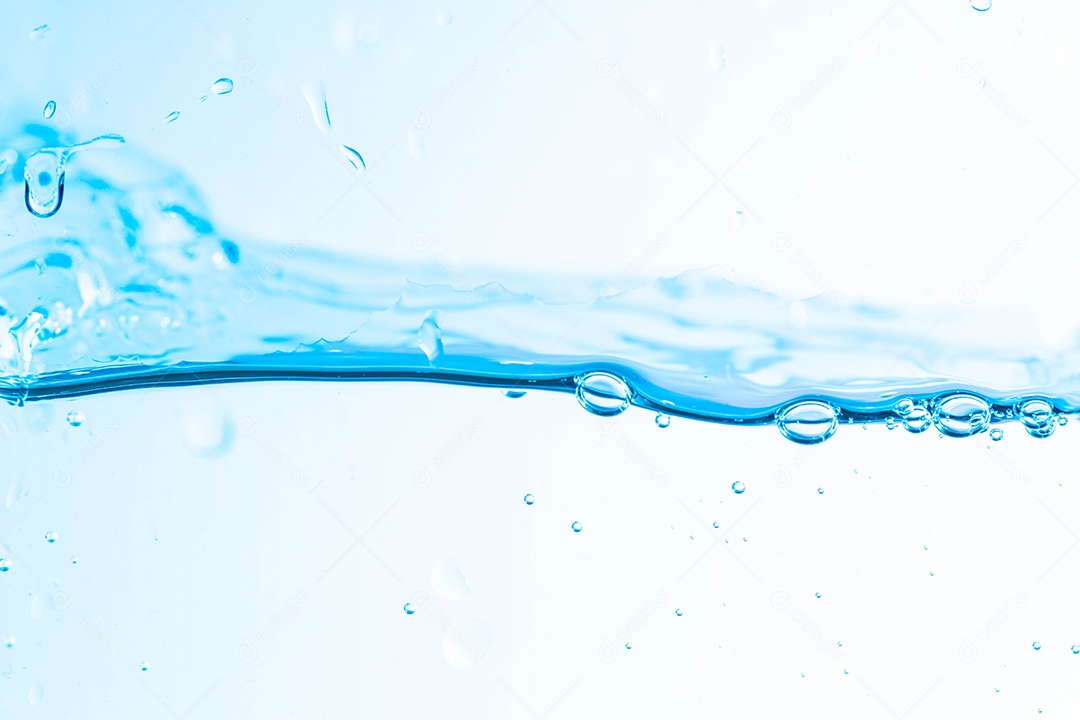 Imagem de fundo da água em movimento em ondas isoladas em fundo branco, água limpa, bolhas de água