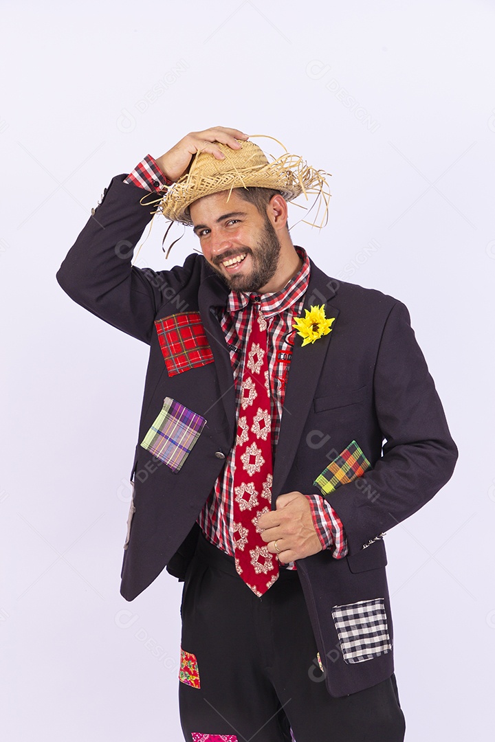 Homem jovem com fantasia para comemorar festa junina