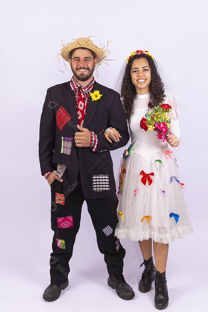 Casal fantasiado de noivo e noiva para comemoração de festa junina