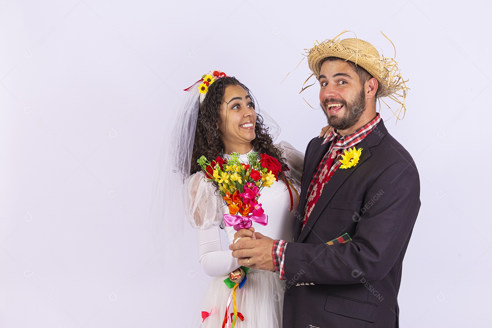 Casal fantasiado de noivo e noiva para comemoração de festa junina