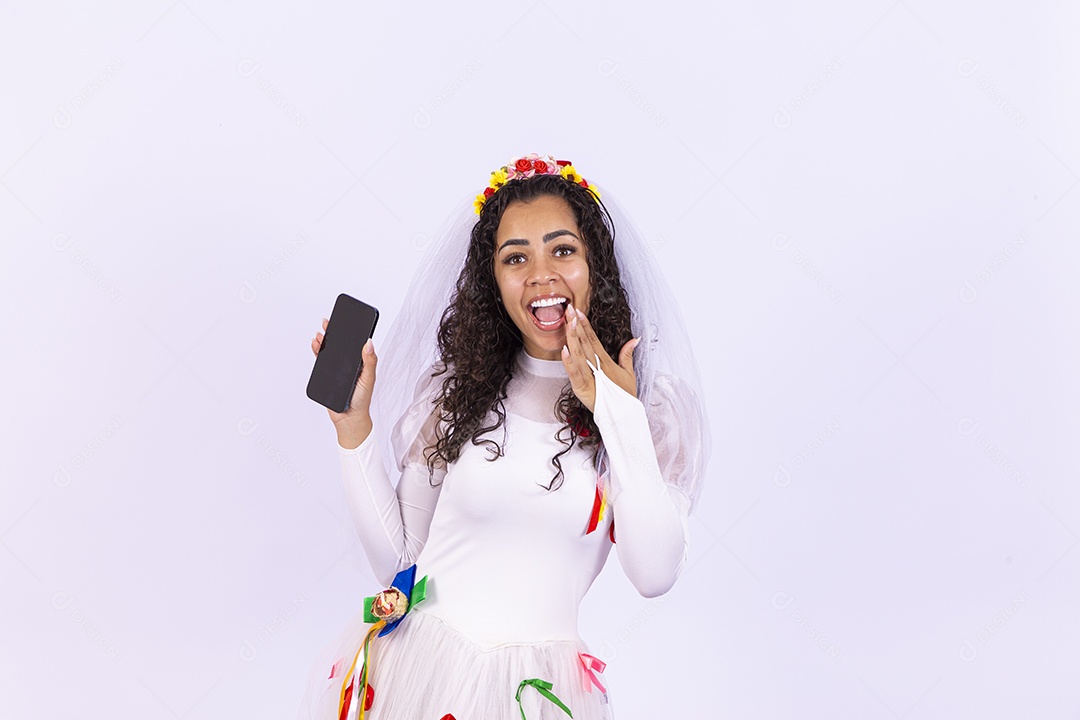 Linda mulher vestida de noiva para festa junina