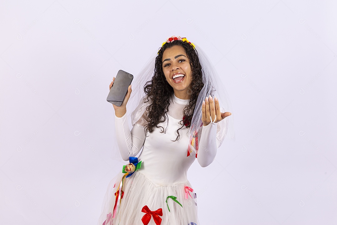 Linda mulher vestida de noiva para festa junina