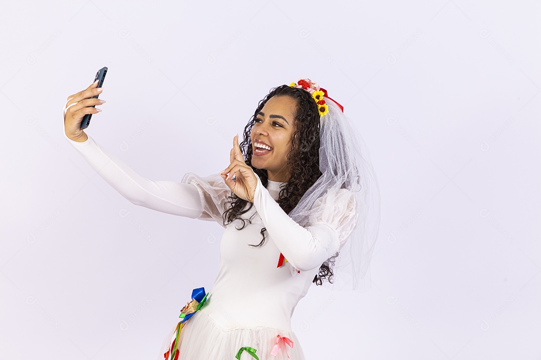 Mulher fantasiada de noiva para festa junina