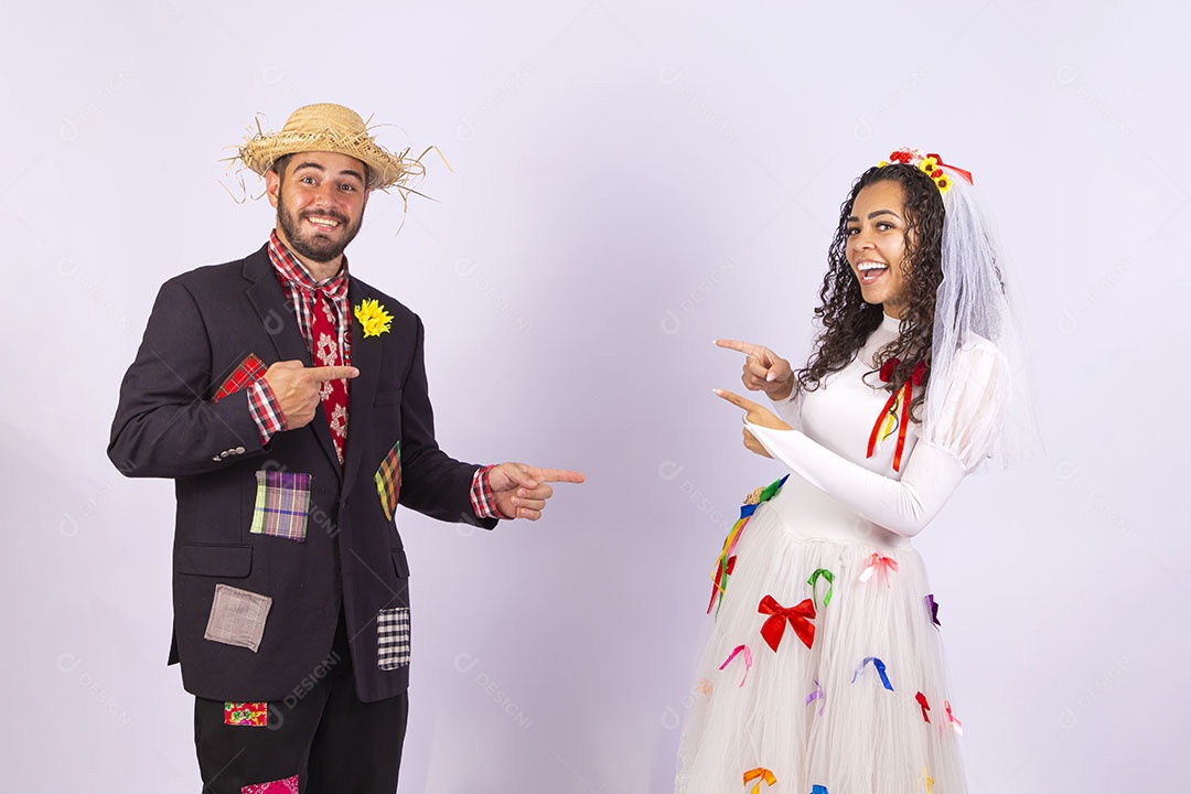 Casal fantasiado de noivo e noiva para comemoração de festa junina
