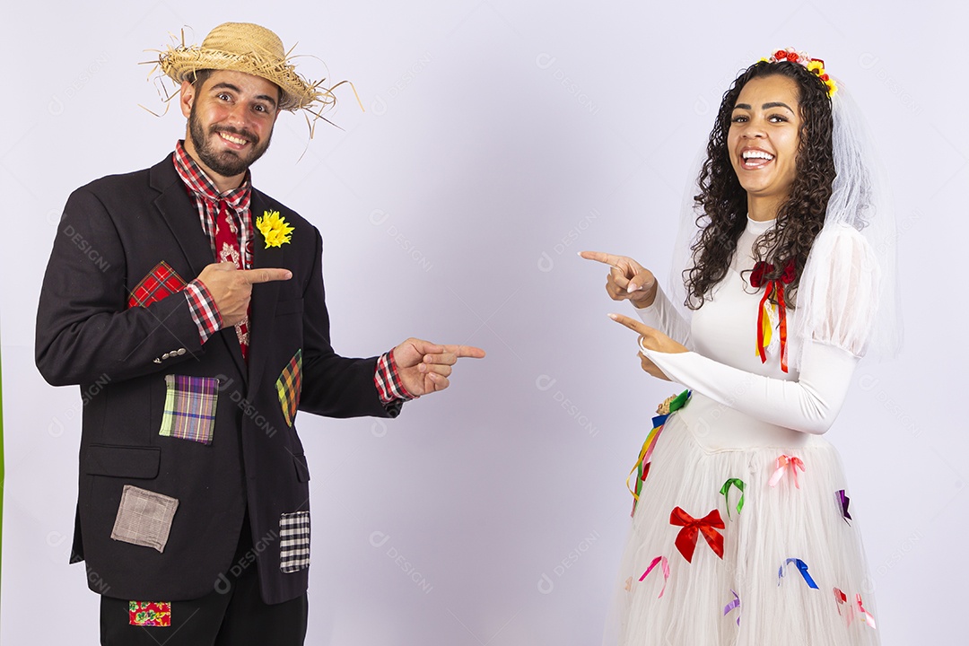 Casal fantasiado de noivo e noiva para comemoração de festa junina