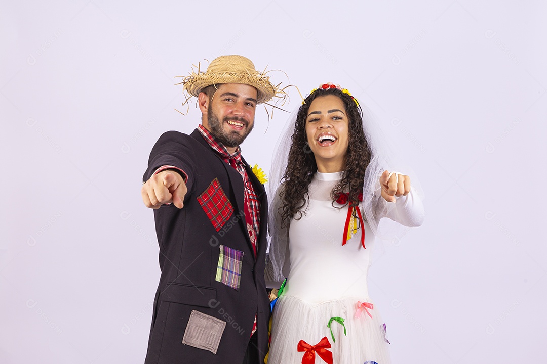 Casal fantasiado de noivo e noiva para comemoração de festa junina