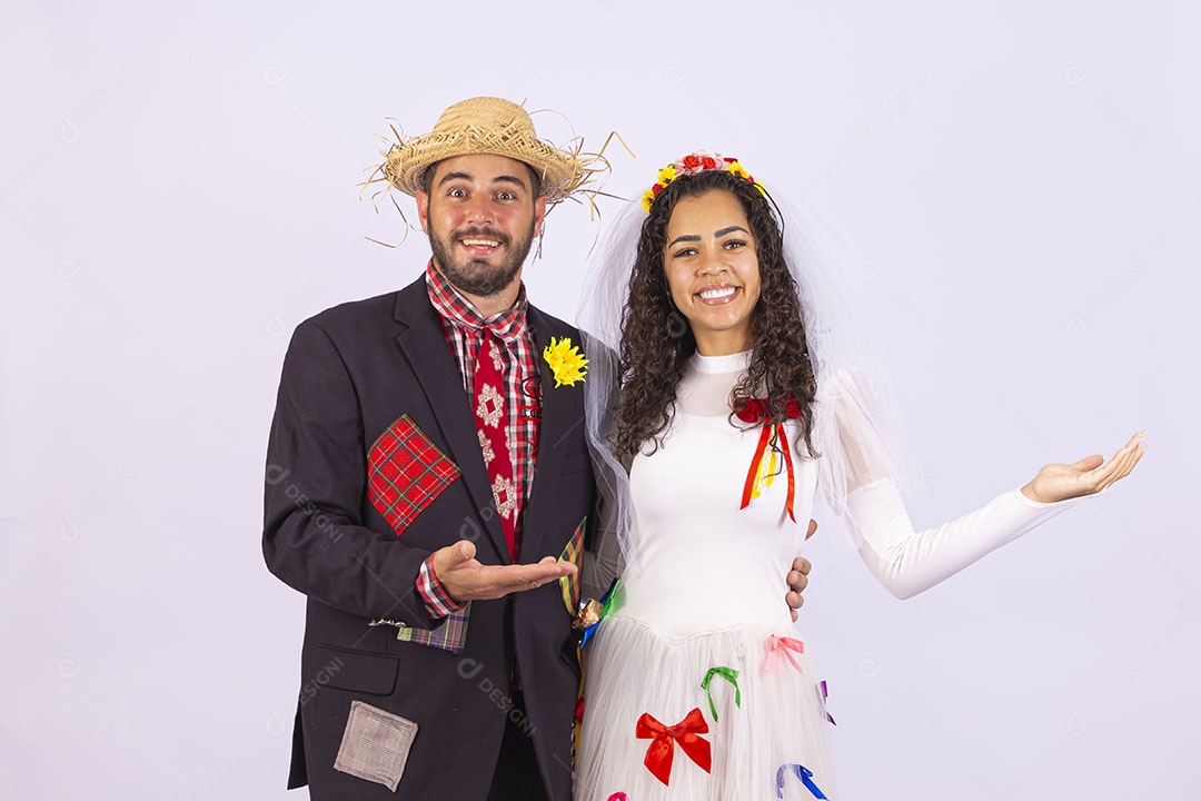 Casal fantasiado de noivo e noiva para comemoração de festa junina