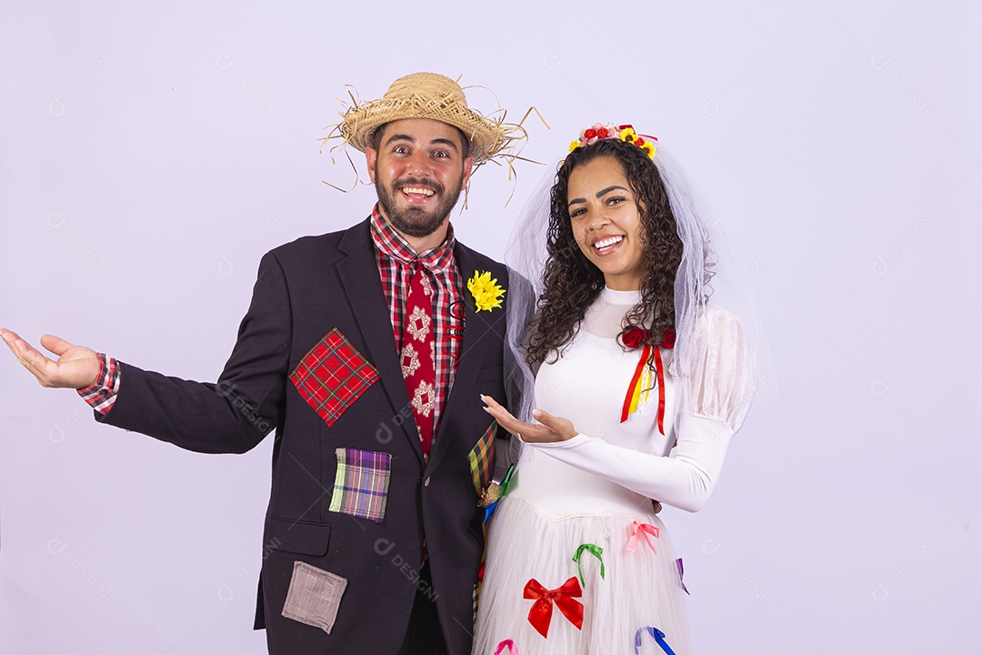 Casal fantasiado de noivo e noiva para comemoração de festa junina