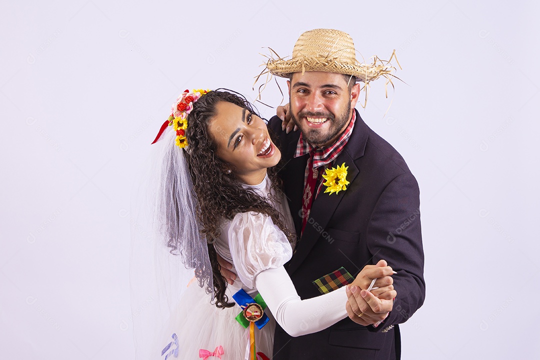 Casal fantasiado de noivo e noiva para comemoração de festa junina