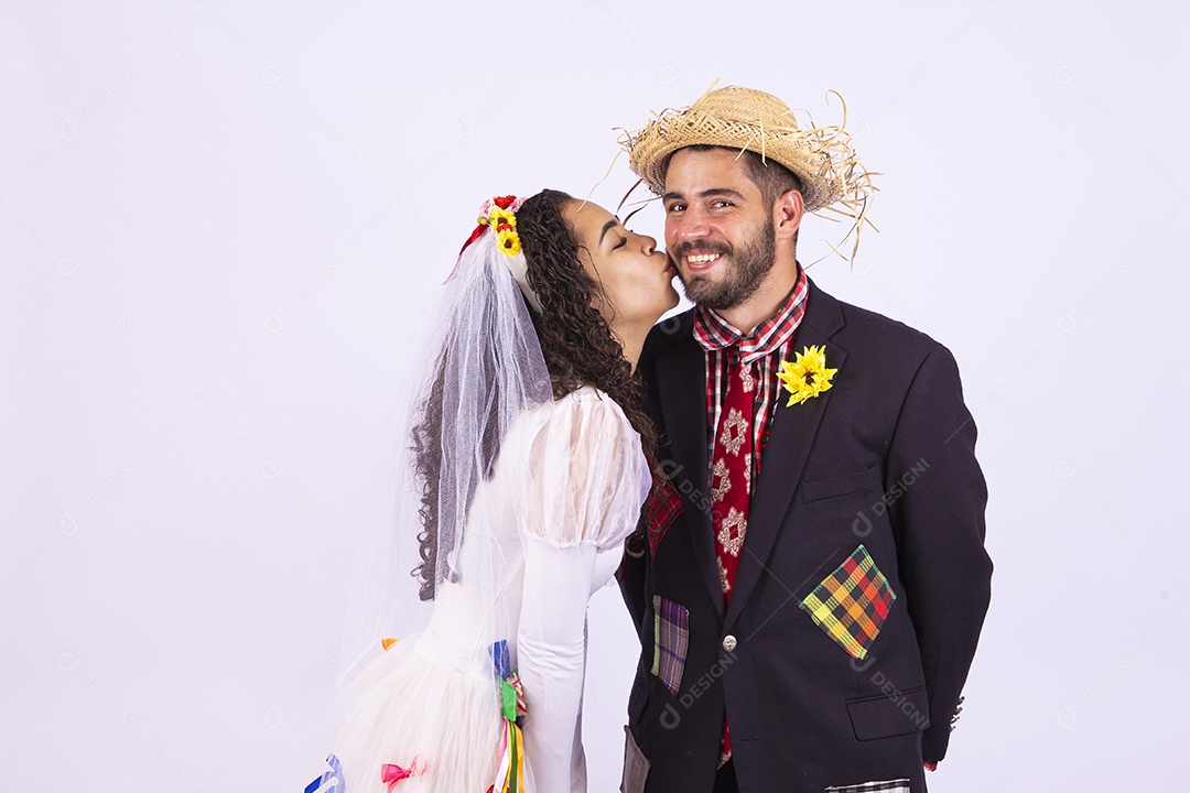 Casal fantasiado de noivo e noiva para comemoração de festa junina