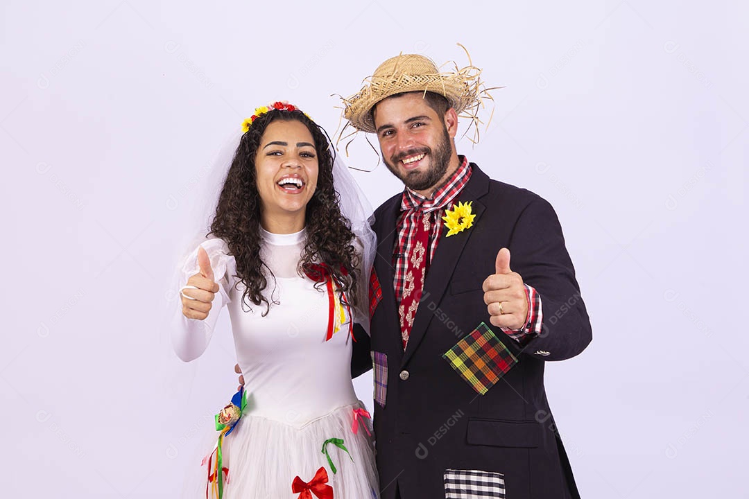 Casal fantasiado de noivo e noiva para comemoração de festa junina