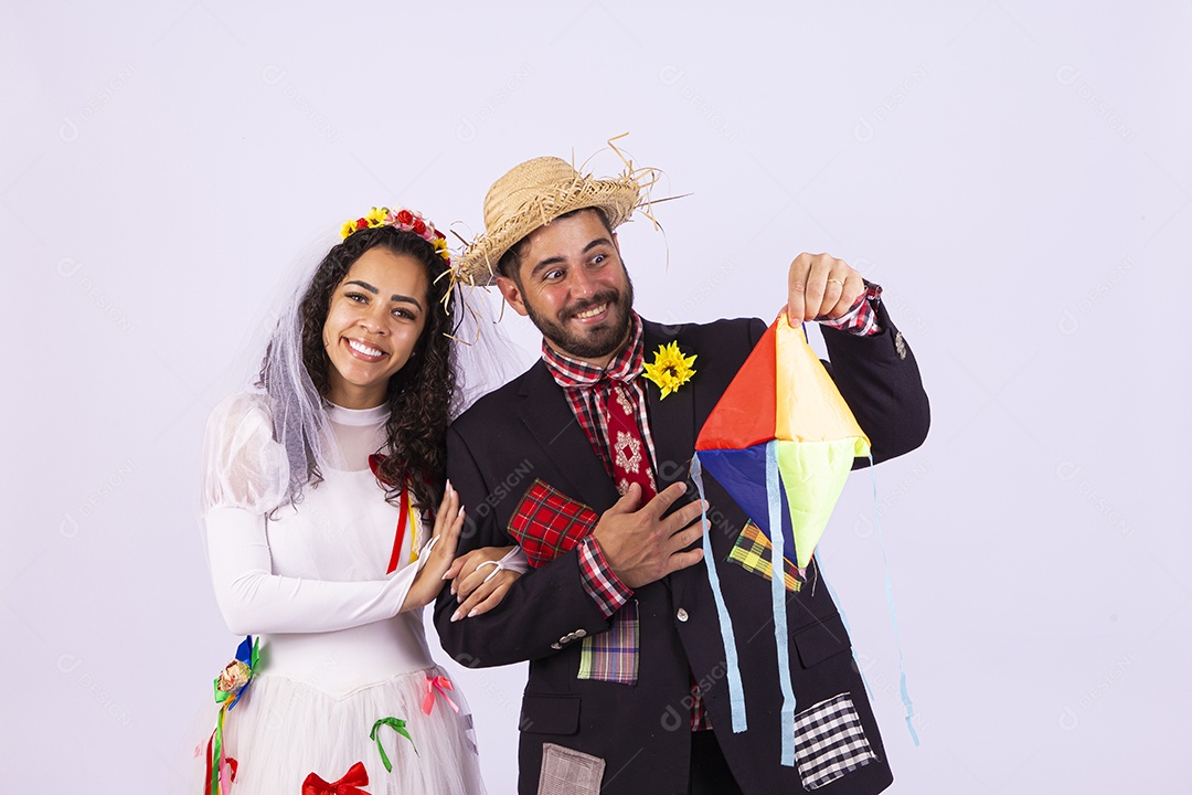 Casal fantasiado de noivo e noiva para comemoração de festa junina