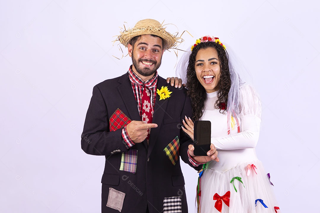 Casal fantasiado de noivo e noiva para comemoração de festa junina