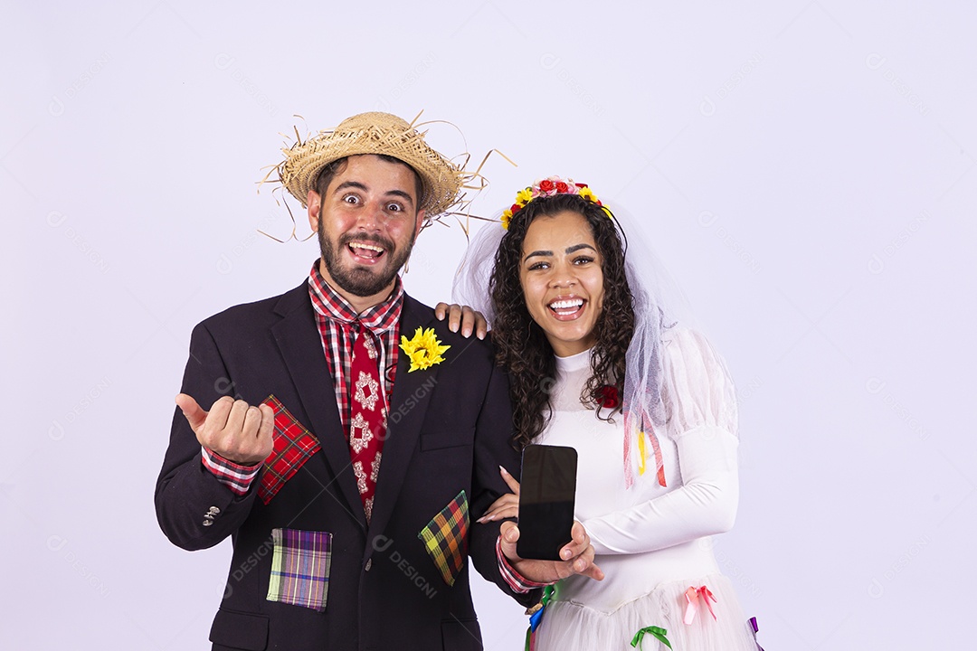 Casal fantasiado de noivo e noiva para comemoração de festa junina