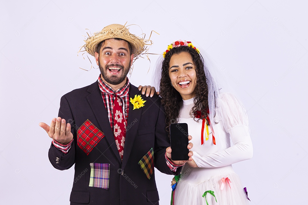 Casal fantasiado de noivo e noiva para comemoração de festa junina