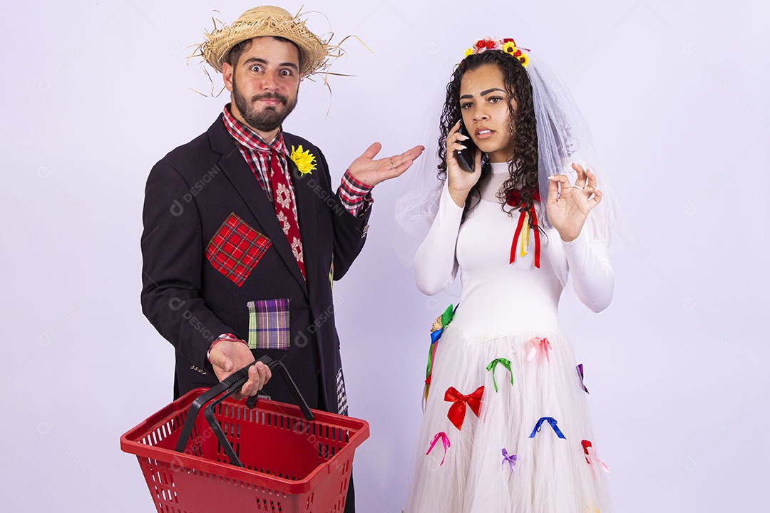 Casal fantasiado de noivo e noiva para comemoração de festa junina