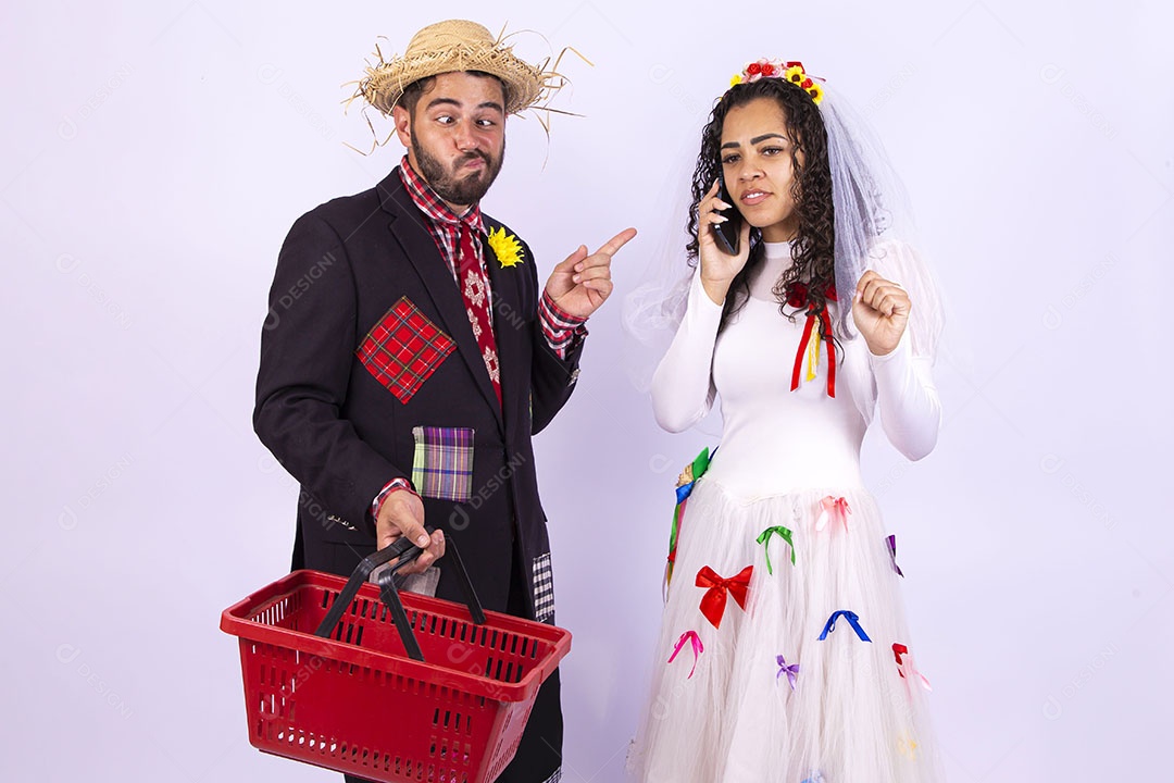 Casal fantasiado de noivo e noiva para comemoração de festa junina