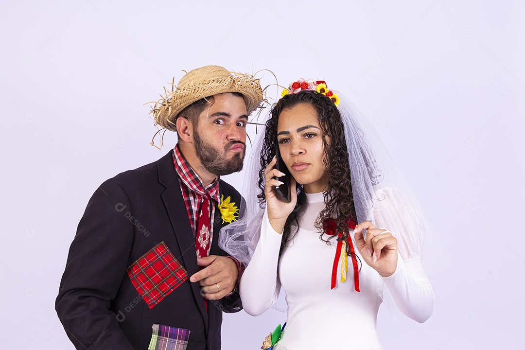 Casal fantasiado de noivo e noiva para comemoração de festa junina
