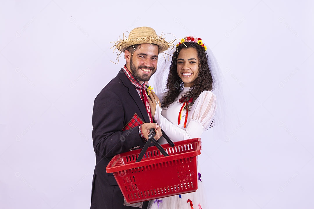 Casal fantasiado de noivo e noiva para comemoração de festa junina