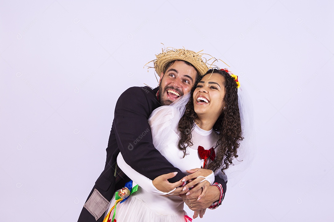 Casal fantasiado de noivo e noiva para comemoração de festa junina