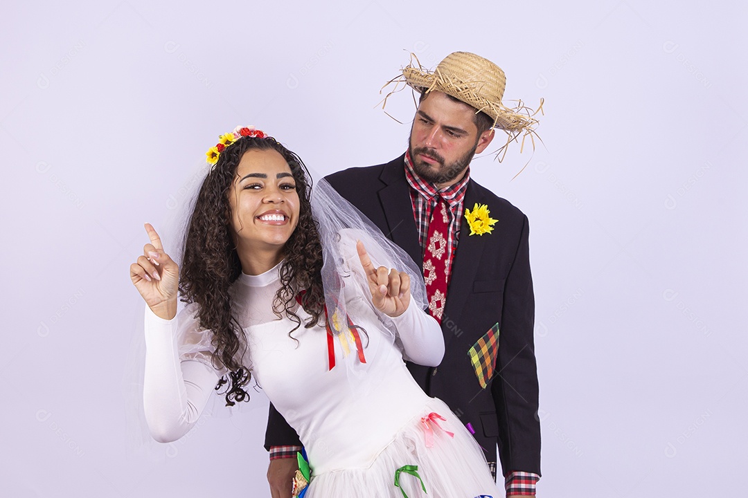 Casal fantasiado de noivo e noiva para comemoração de festa junina