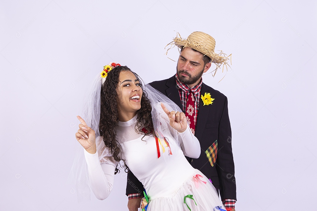 Casal fantasiado de noivo e noiva para comemoração de festa junina