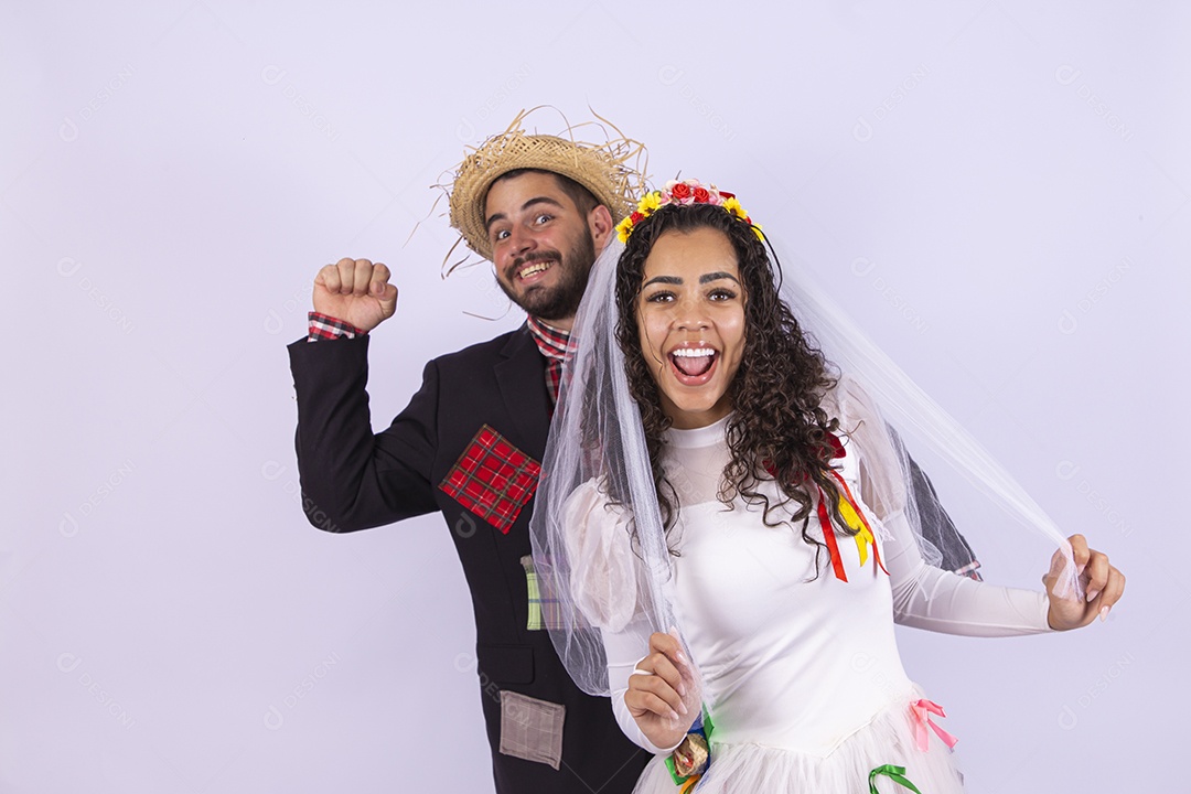 Casal fantasiado de noivo e noiva para comemoração de festa junina