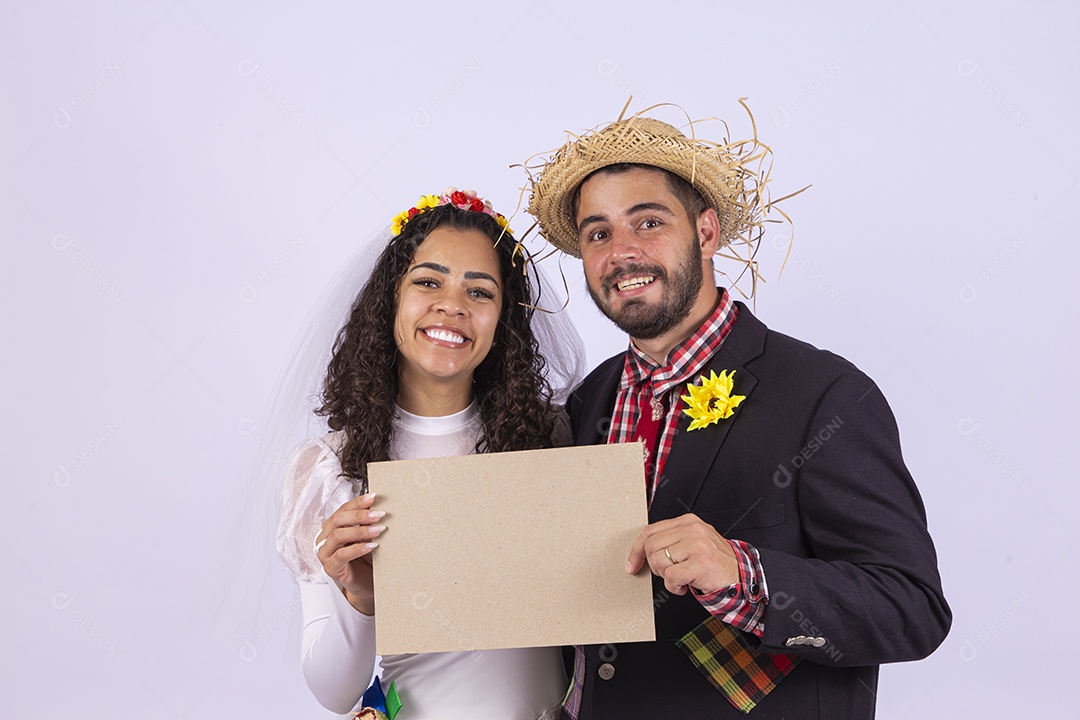 Casal fantasiado de noivo e noiva para comemoração de festa junina