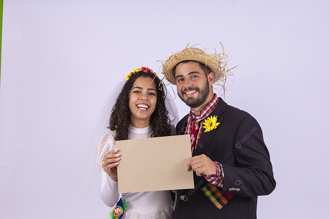 Casal fantasiado de noivo e noiva para comemoração de festa junina