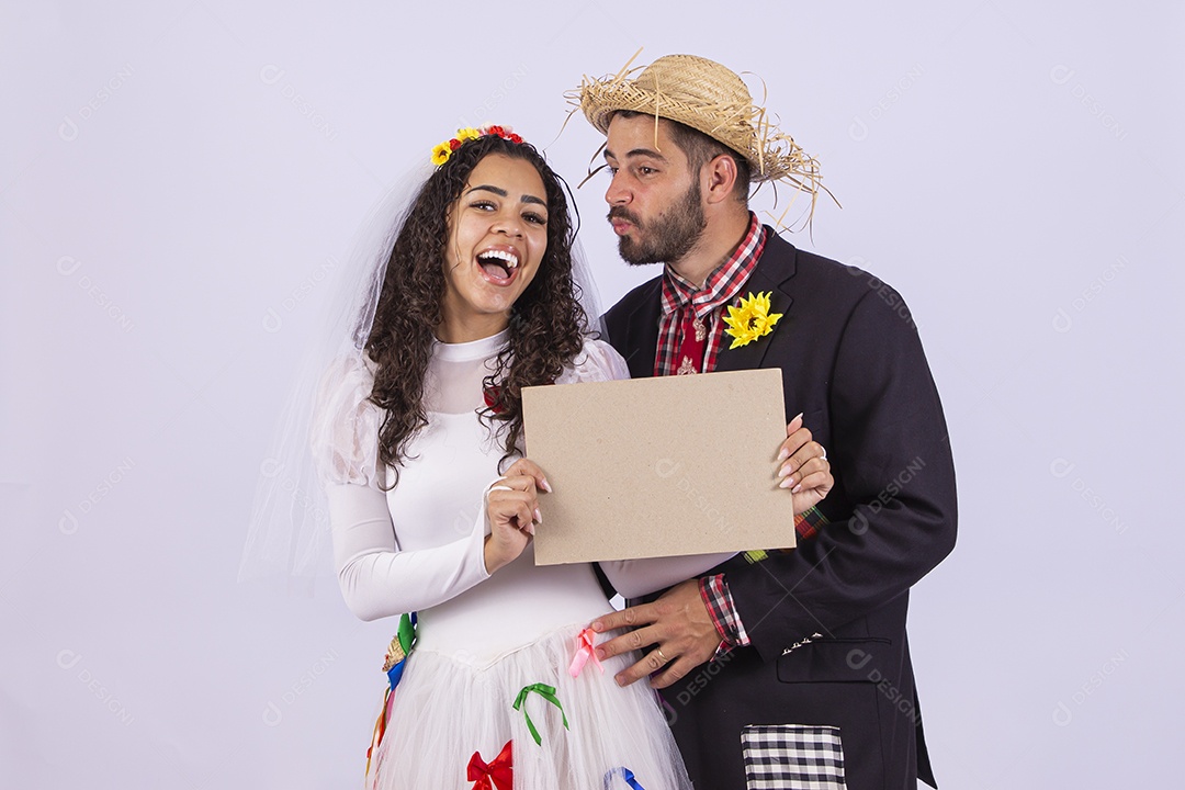 Casal fantasiado de noivo e noiva para comemoração de festa junina