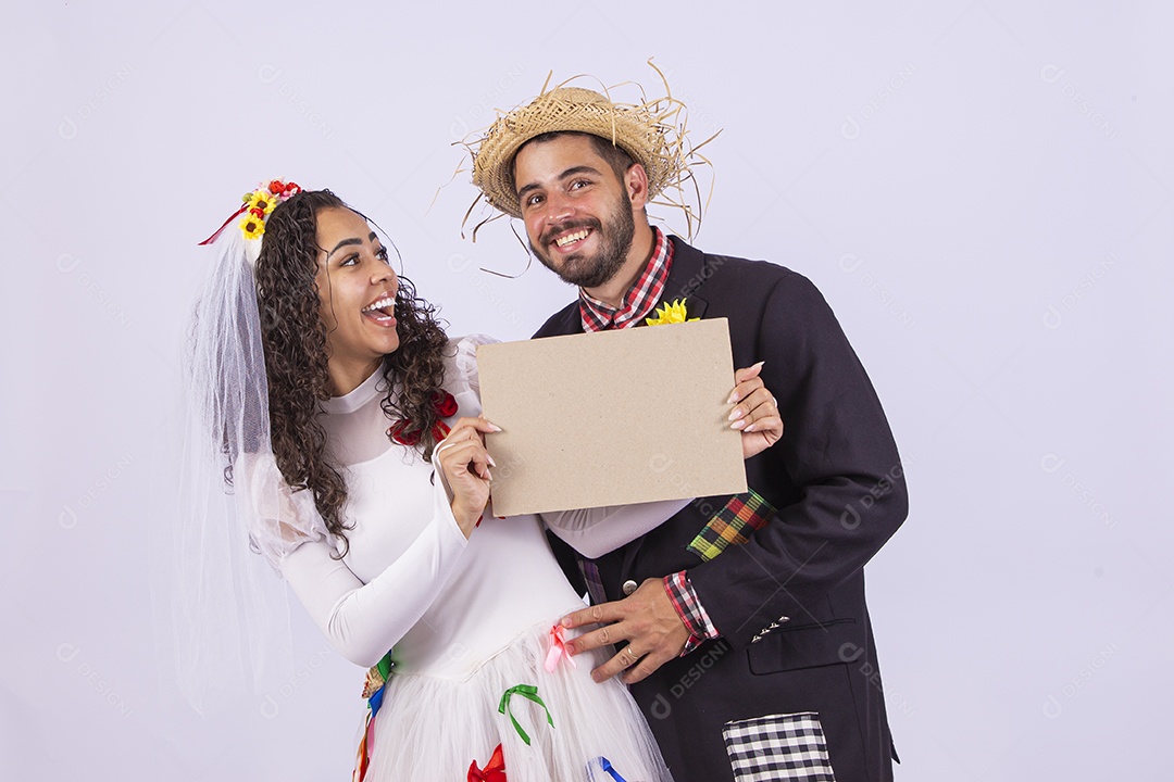 Casal fantasiado de noivo e noiva para comemoração de festa junina