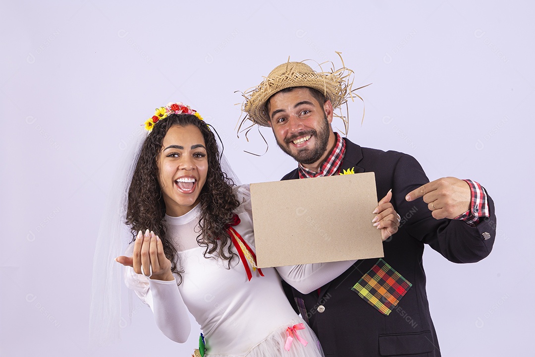 Casal fantasiado de noivo e noiva para comemoração de festa junina