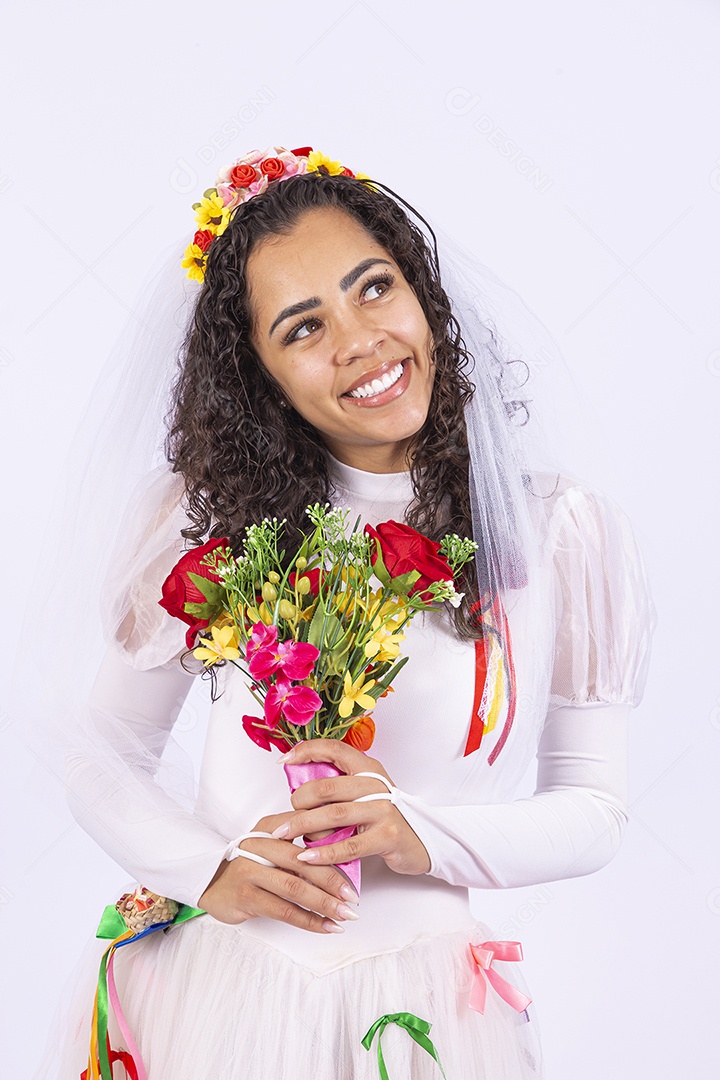 Jovem mulher fantasiada de noiva para comemorar festa junina