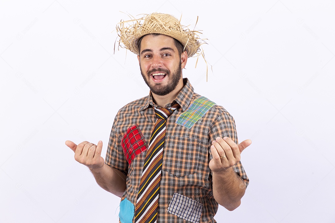 Homem jovem com fantasia para comemorar festa junina