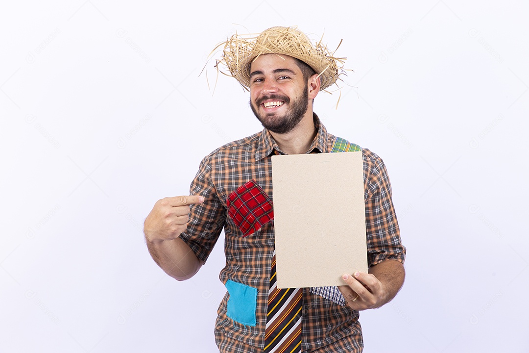 Homem jovem com fantasia para comemorar festa junina