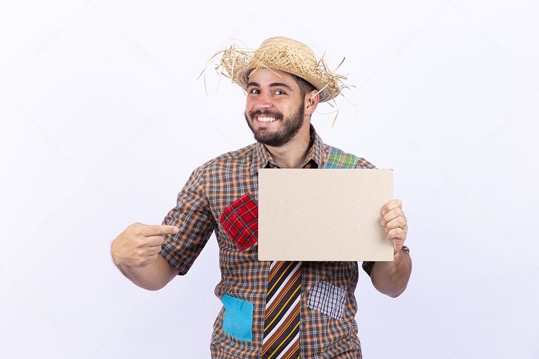 Homem jovem com fantasia para comemorar festa junina