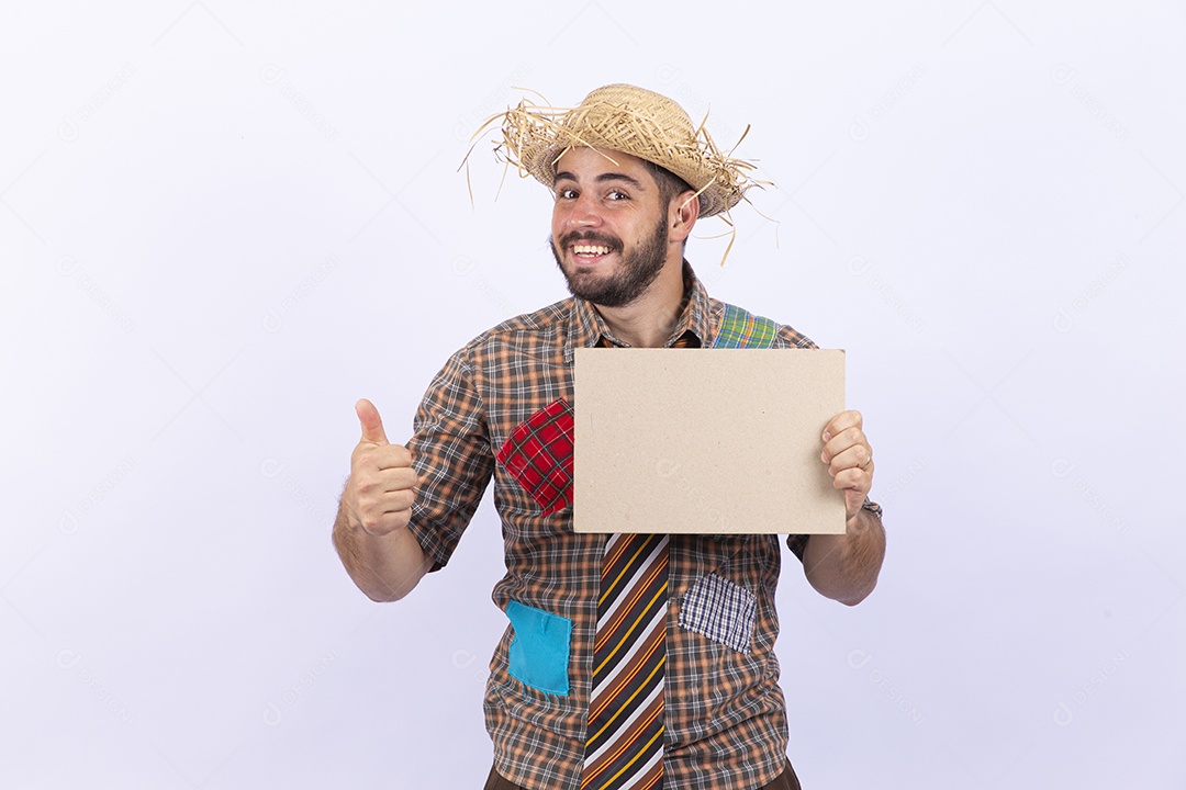 Homem jovem com fantasia para comemorar festa junina