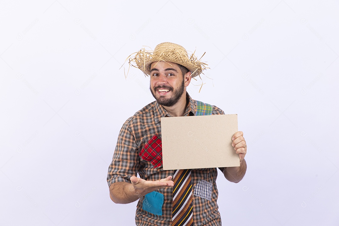 Homem jovem com fantasia para comemorar festa junina