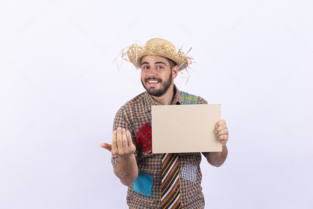 Homem jovem com fantasia para comemorar festa junina