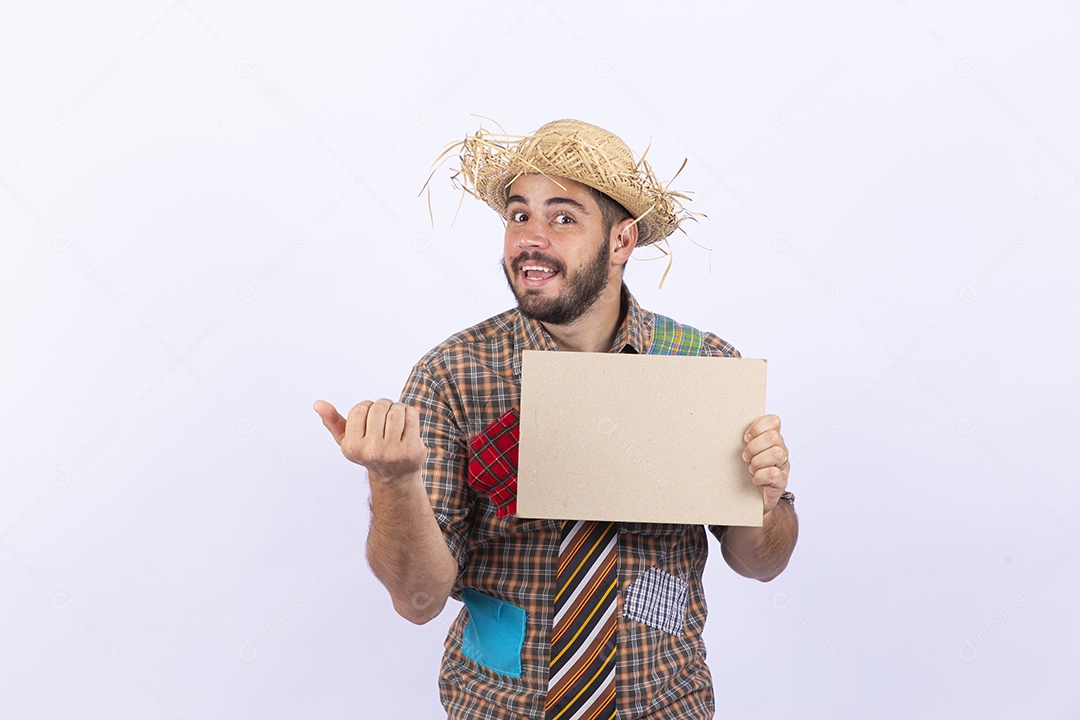 Homem jovem com fantasia para comemorar festa junina