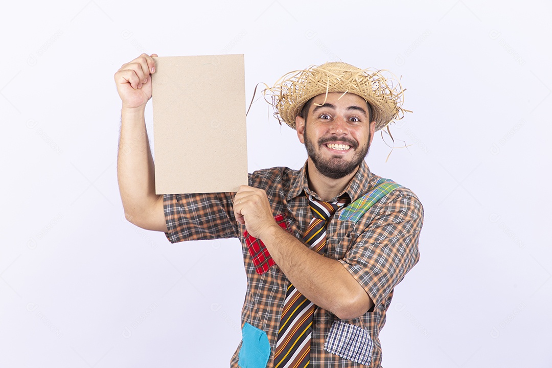 Homem jovem com fantasia para comemorar festa junina