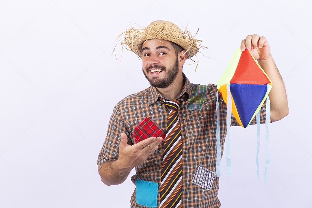 Homem jovem com fantasia para comemorar festa junina