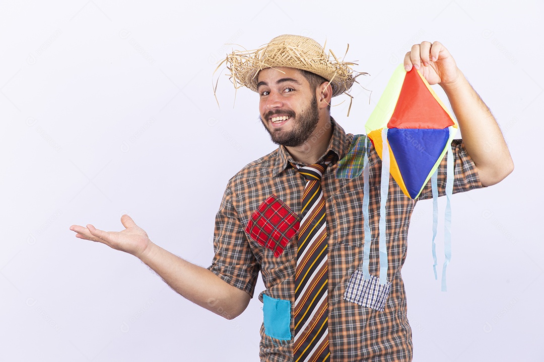 Homem jovem com fantasia para comemorar festa junina